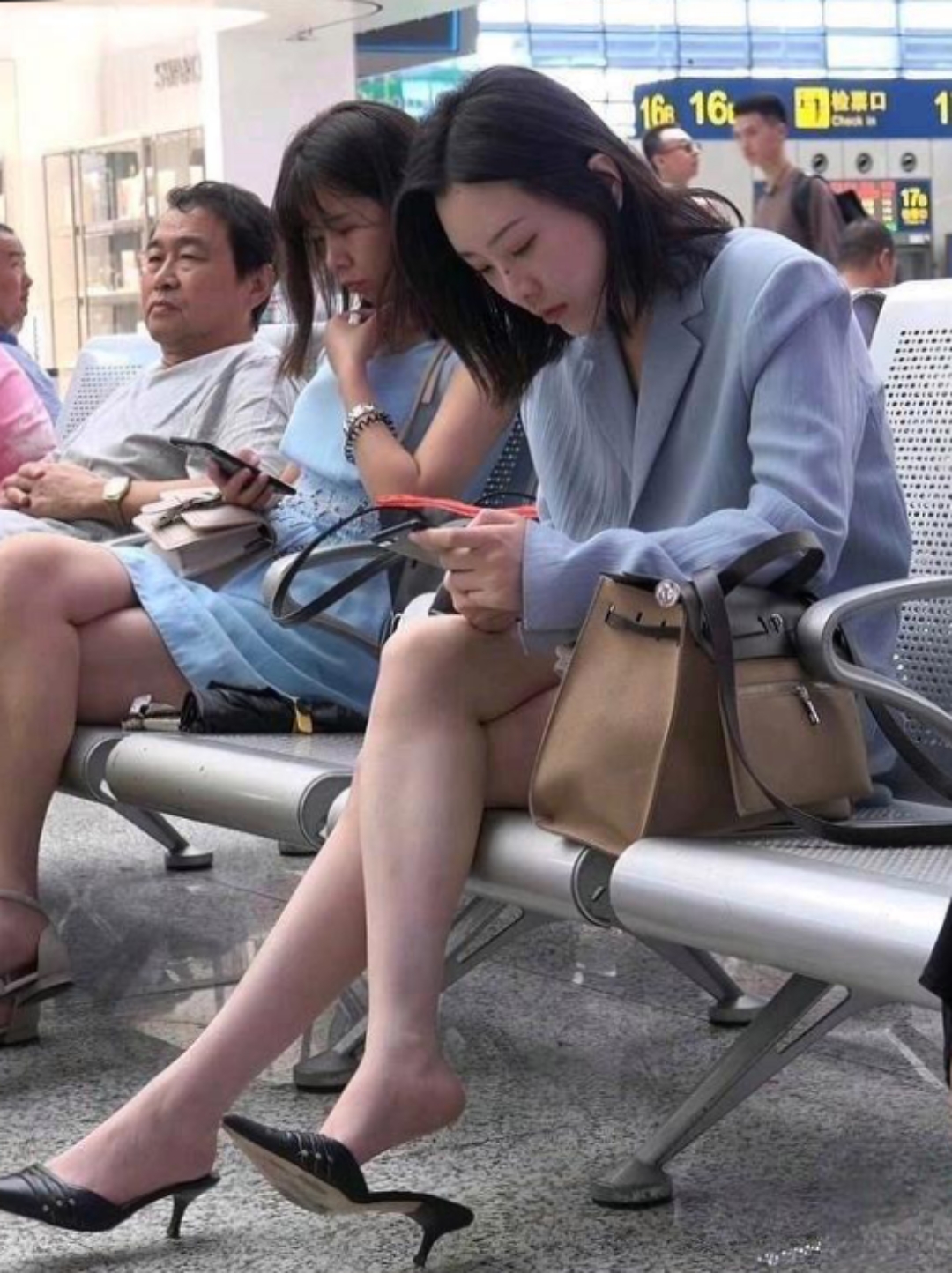 为数不少的女性在坐在座位上时,常常喜欢把高跟鞋脱下来,然后用脚尖挑