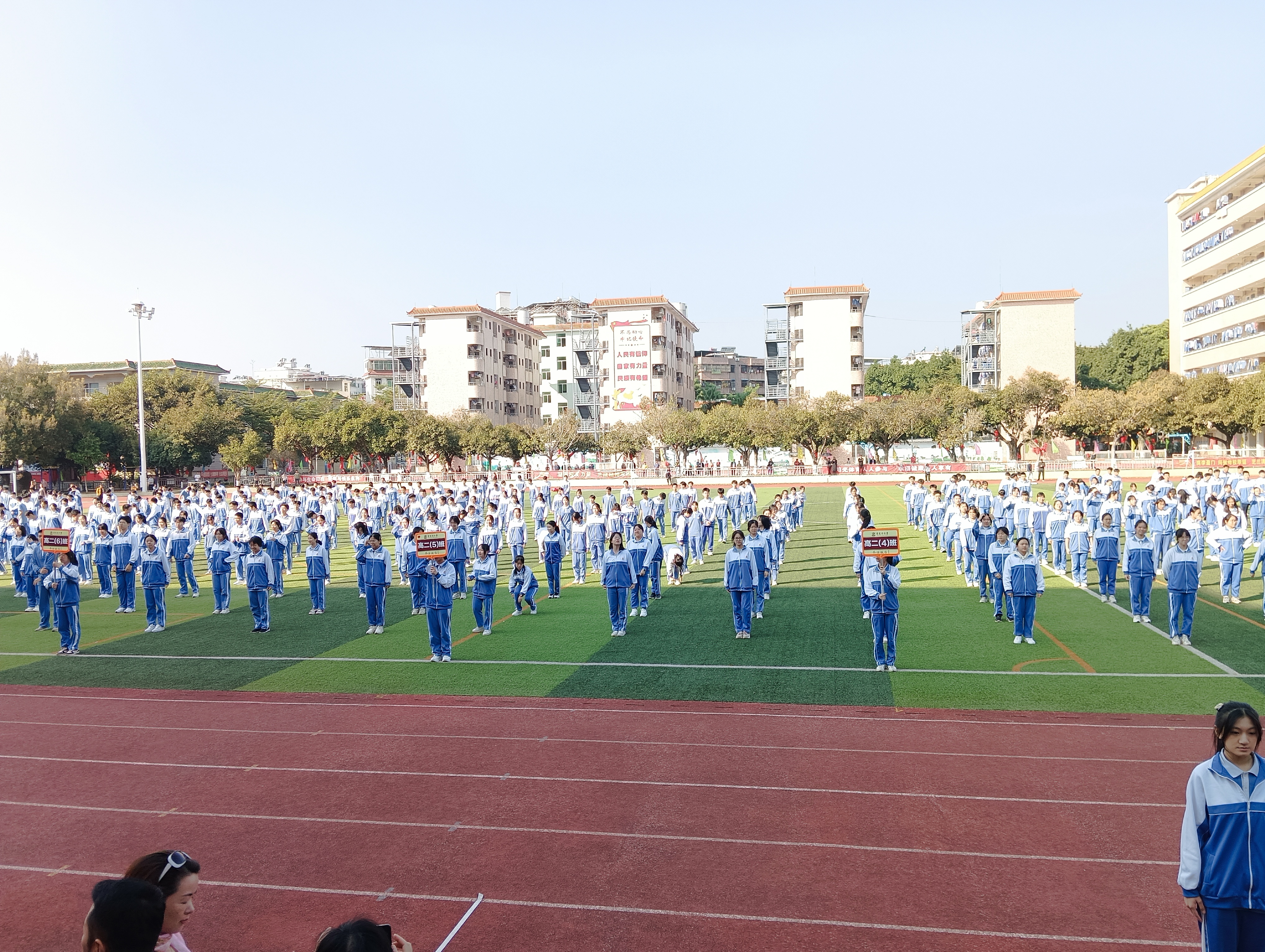 门上挂着一块牌匾,上面写着"梅州市曾宪梓中学中学",散发着浓郁的书香