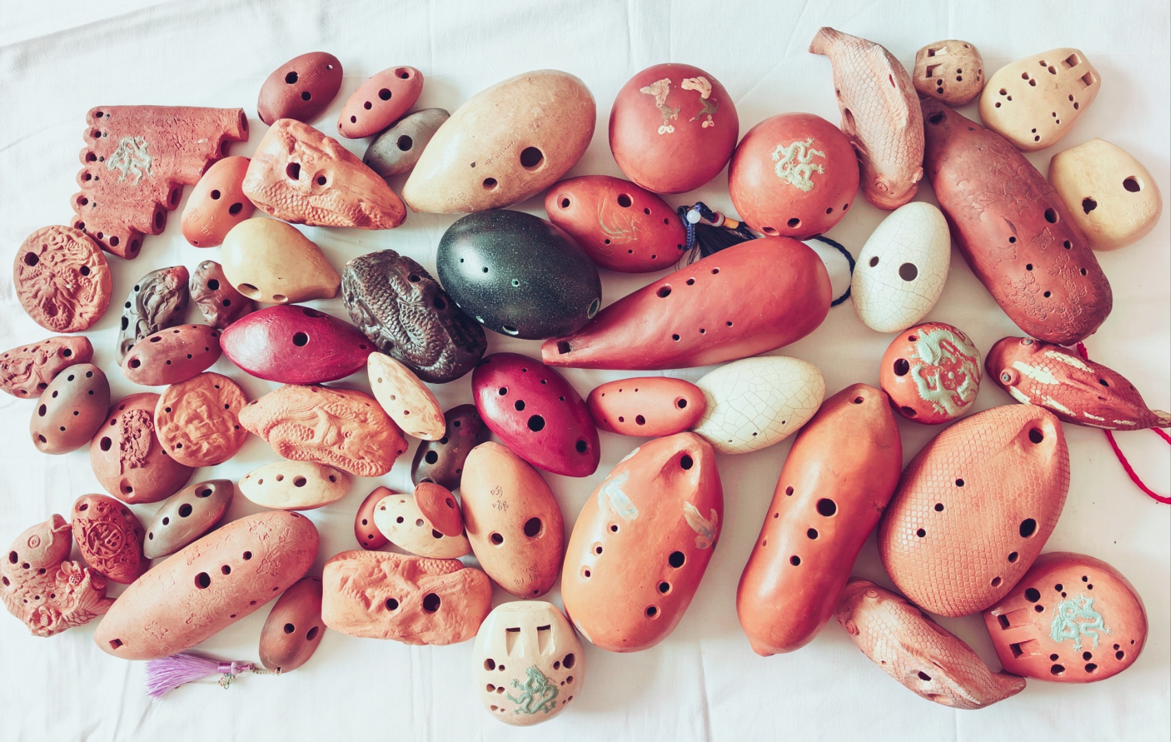 注  :图片里的乐器,这是中国传统乐器呜嘟,  由云南昆明呜嘟非遗