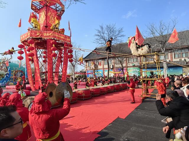下午3时许,漯河神州鸟园景区东门内广场人山人海,锣鼓喧天,禹州市无梁