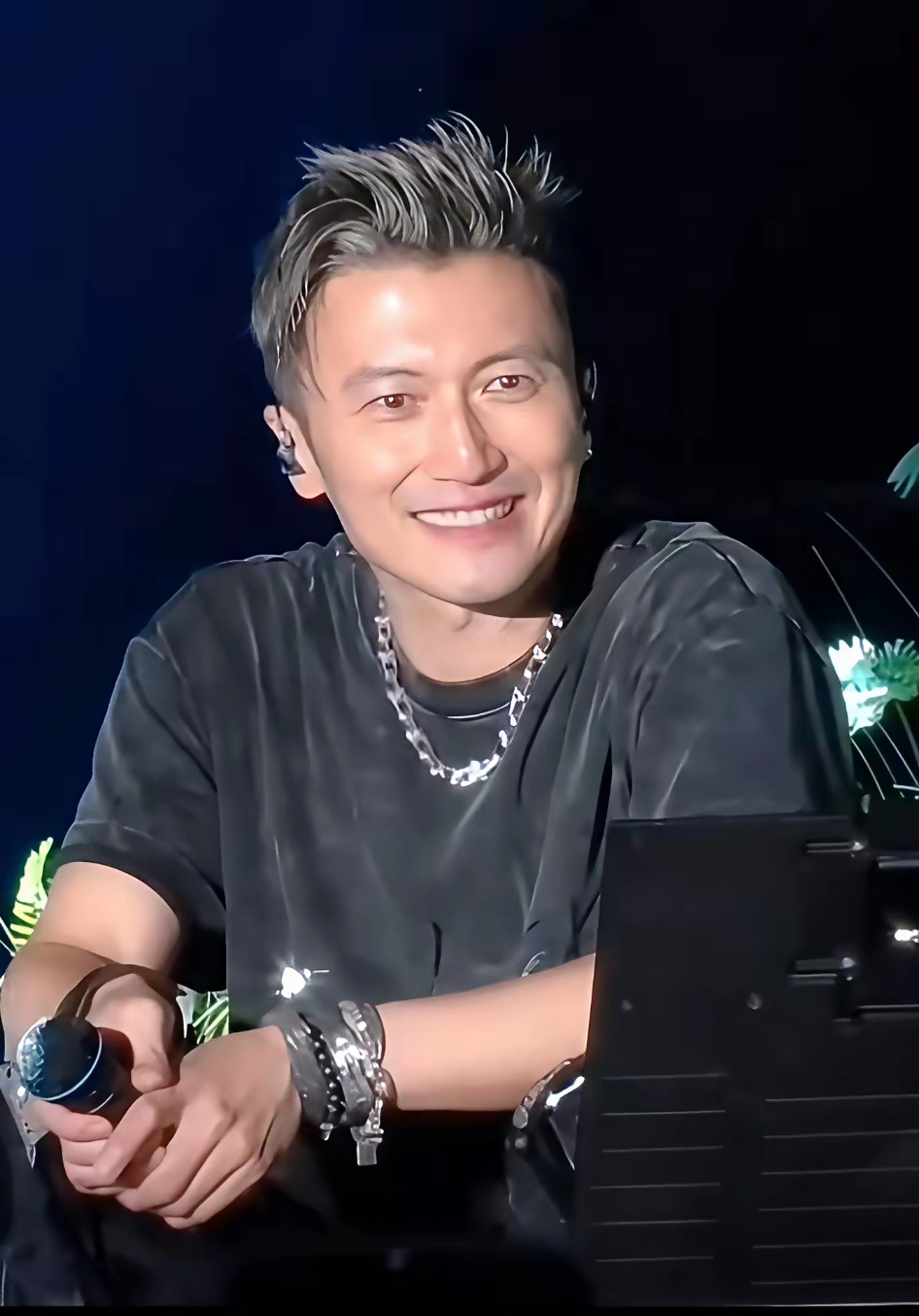 这是网友近距离拍摄谢霆锋演唱会时的照片,说实话,45岁没化妆没美颜