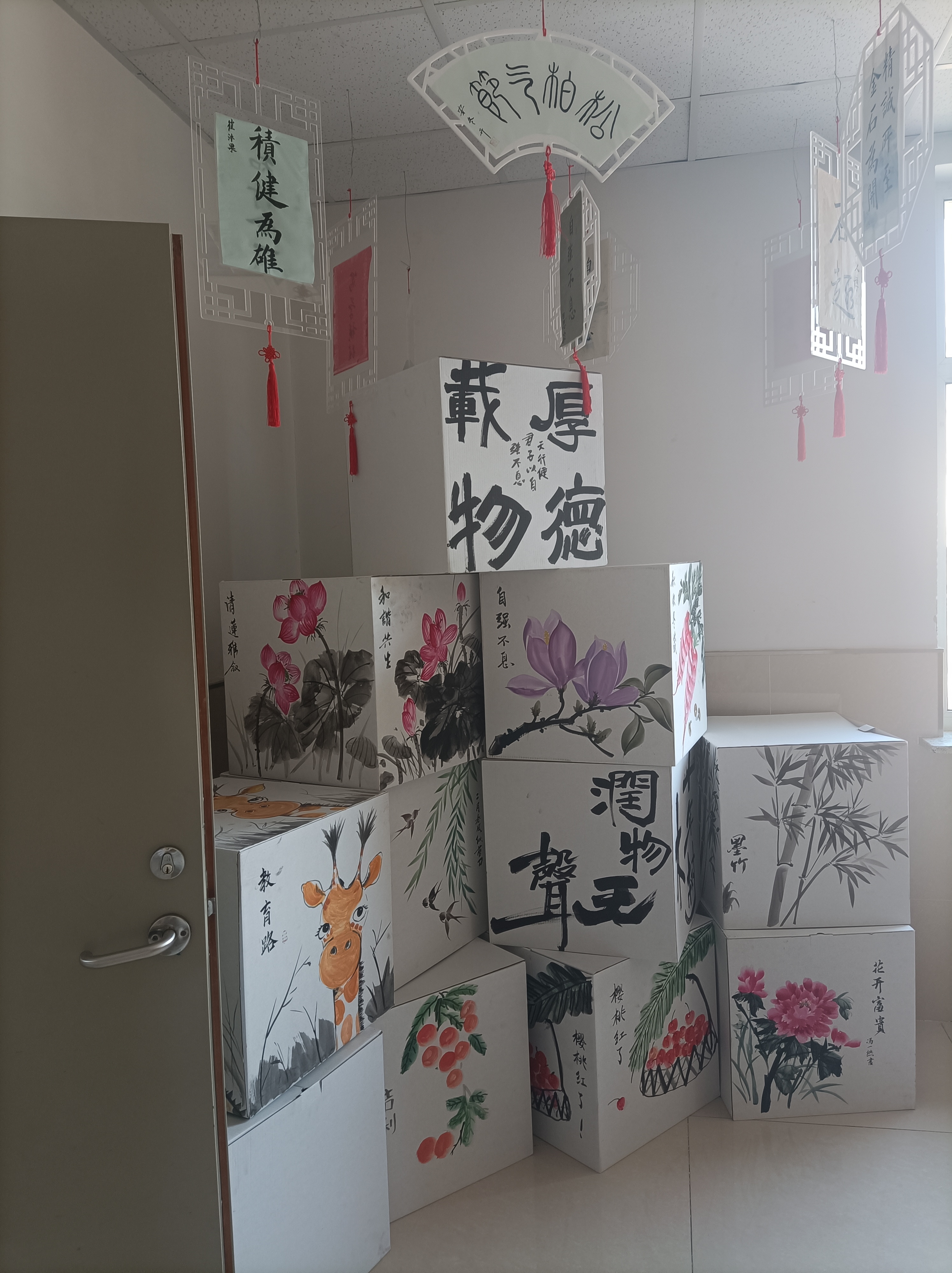 "漫步艺术长廊,每一幅画都诉说着故事,仿佛牵牛花在高语,心倾桃子