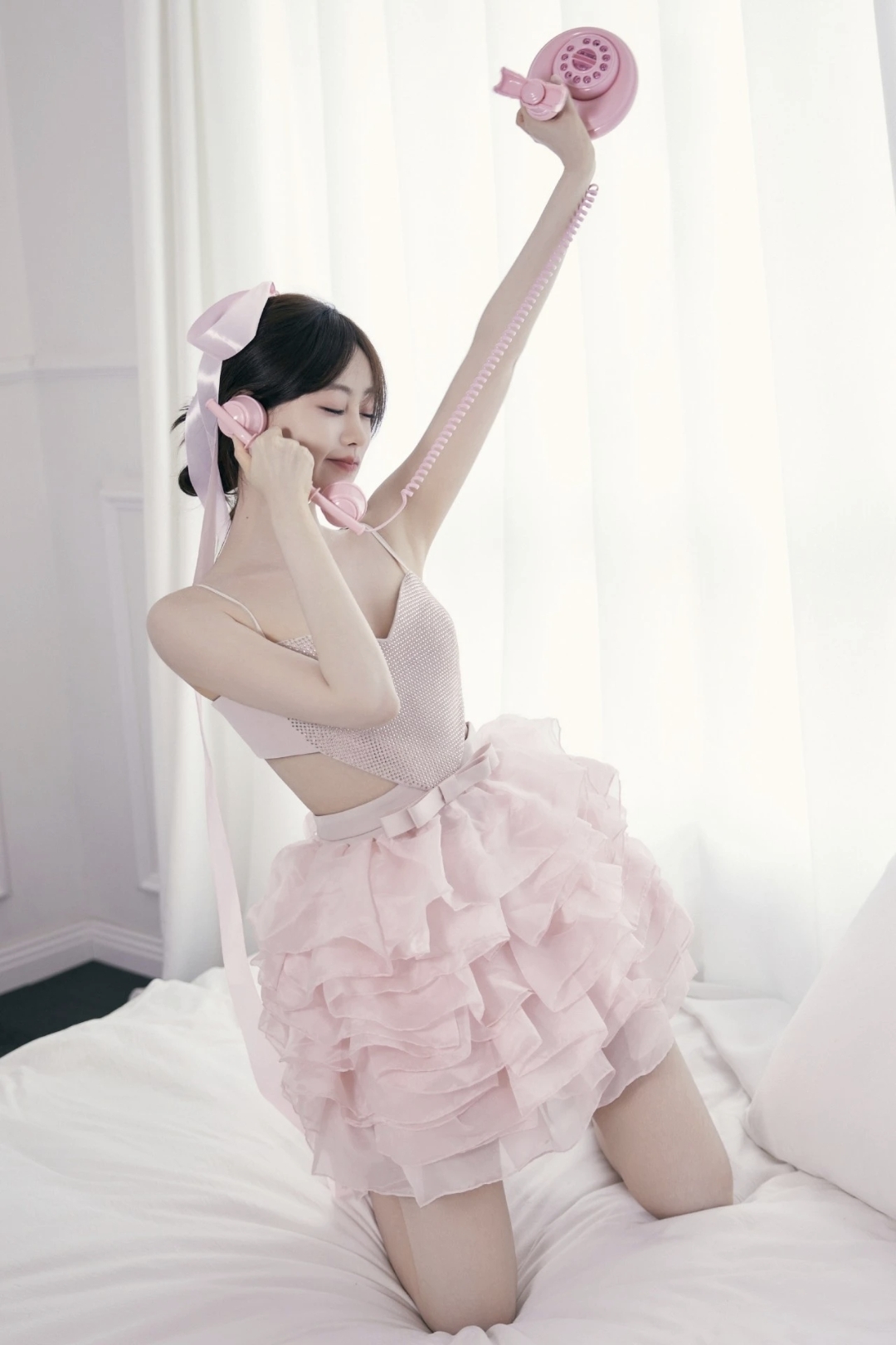 祝绪丹心形吊带肚兜写真