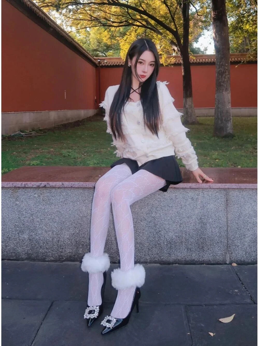 脚蹬白色丝袜温柔又甜辣的靓女