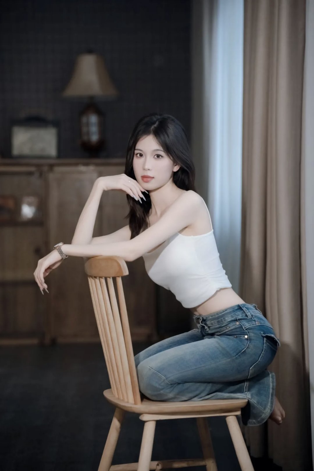 光脚的牛仔裤美女