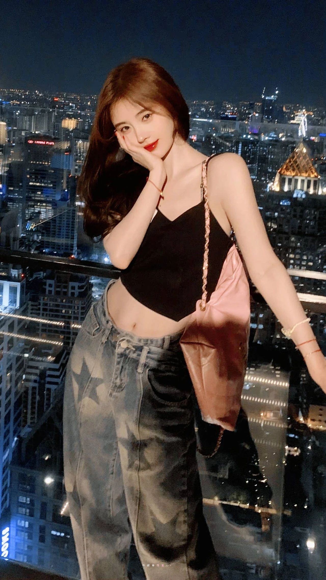 鞠婧祎明艳港风写真