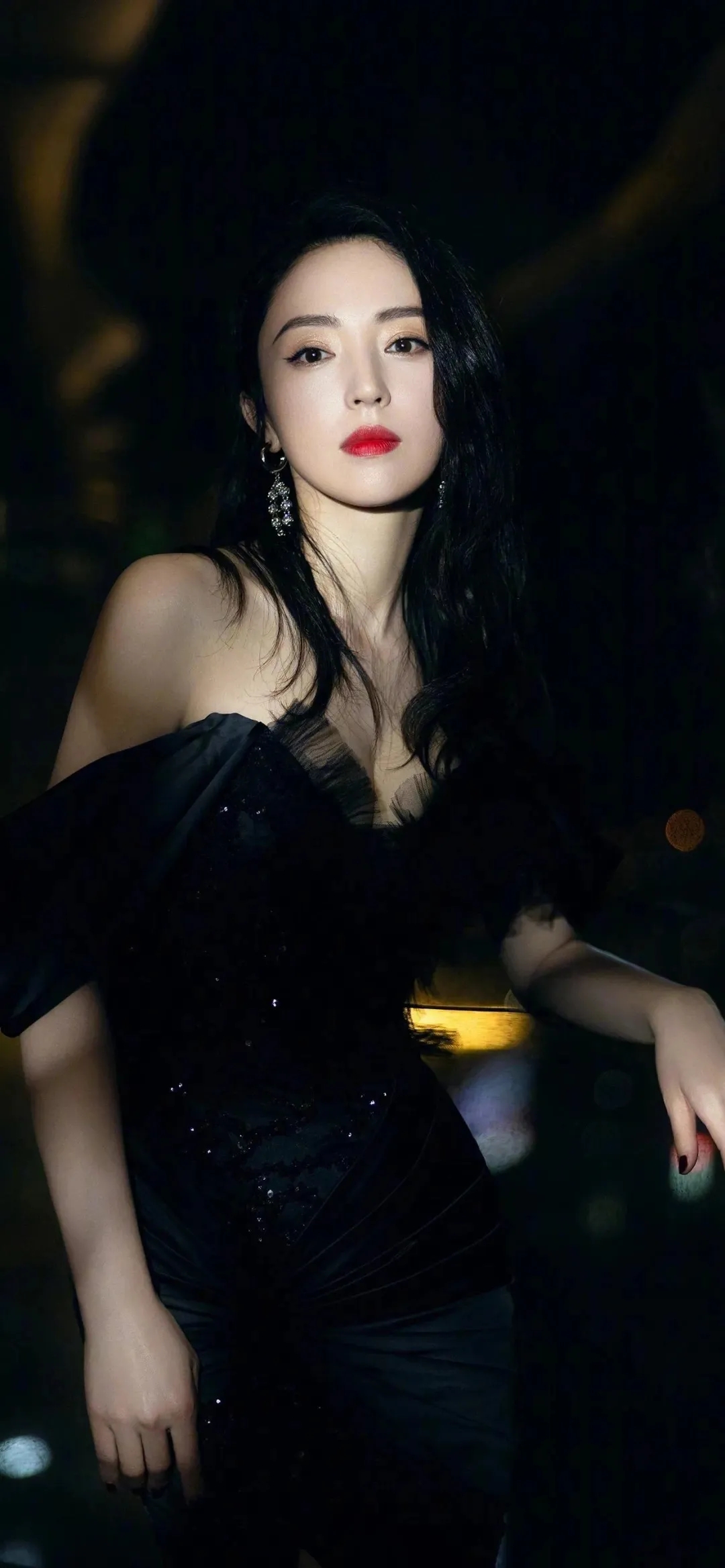 董璇的黑色礼裙写真