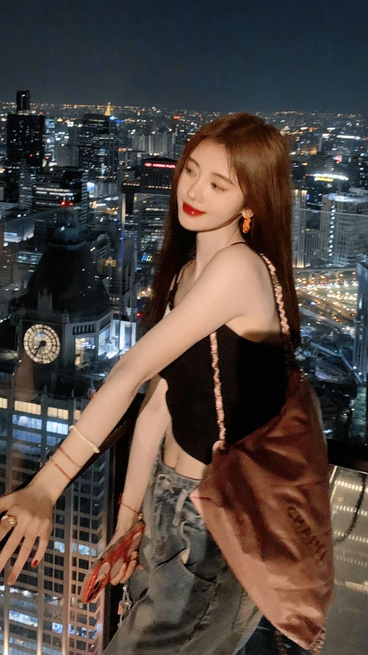 鞠婧祎明艳港风写真