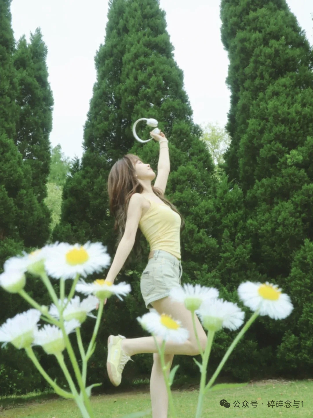 公园草地上的活力美女
