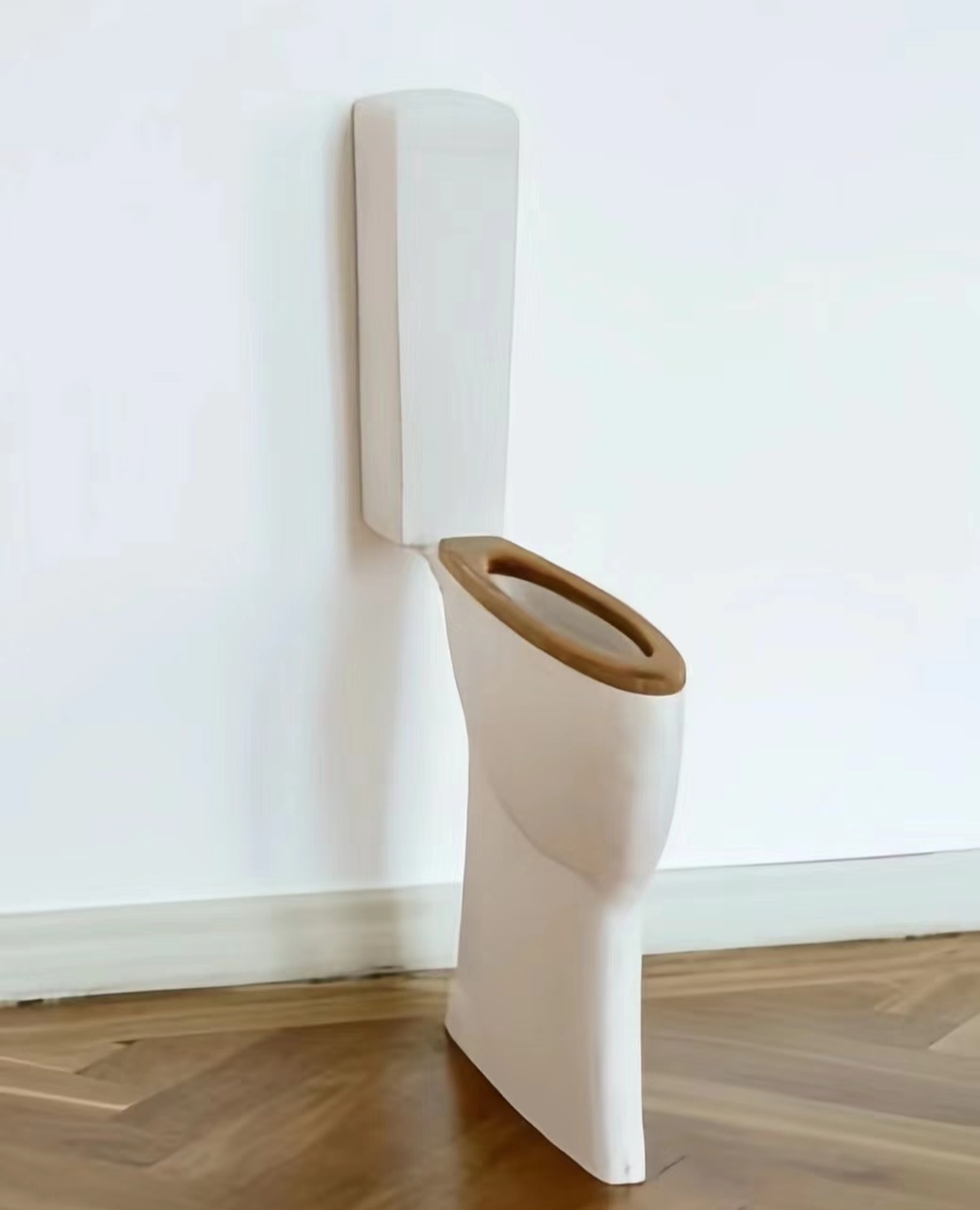 图一是给闺女买的单人床,图二是我们的双人大床,图三是她最爱的马桶