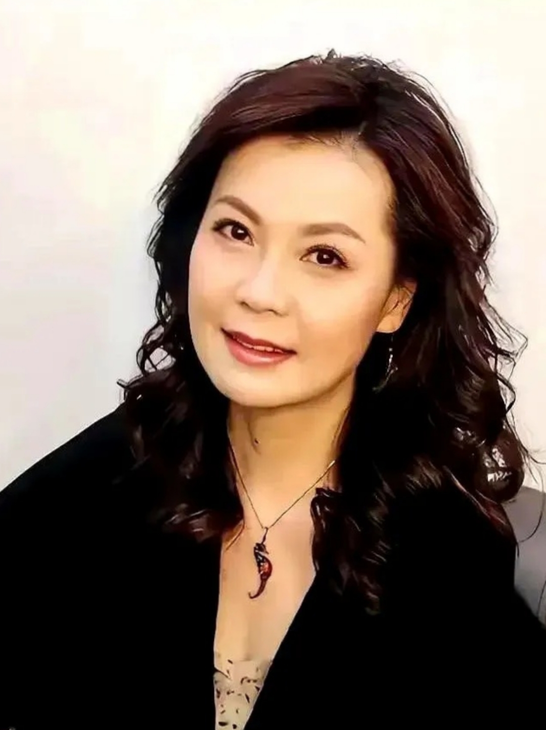 2004 年,歌手周冰倩步入婚姻殿堂,丈夫是大她12 岁的摄影师尔冬强