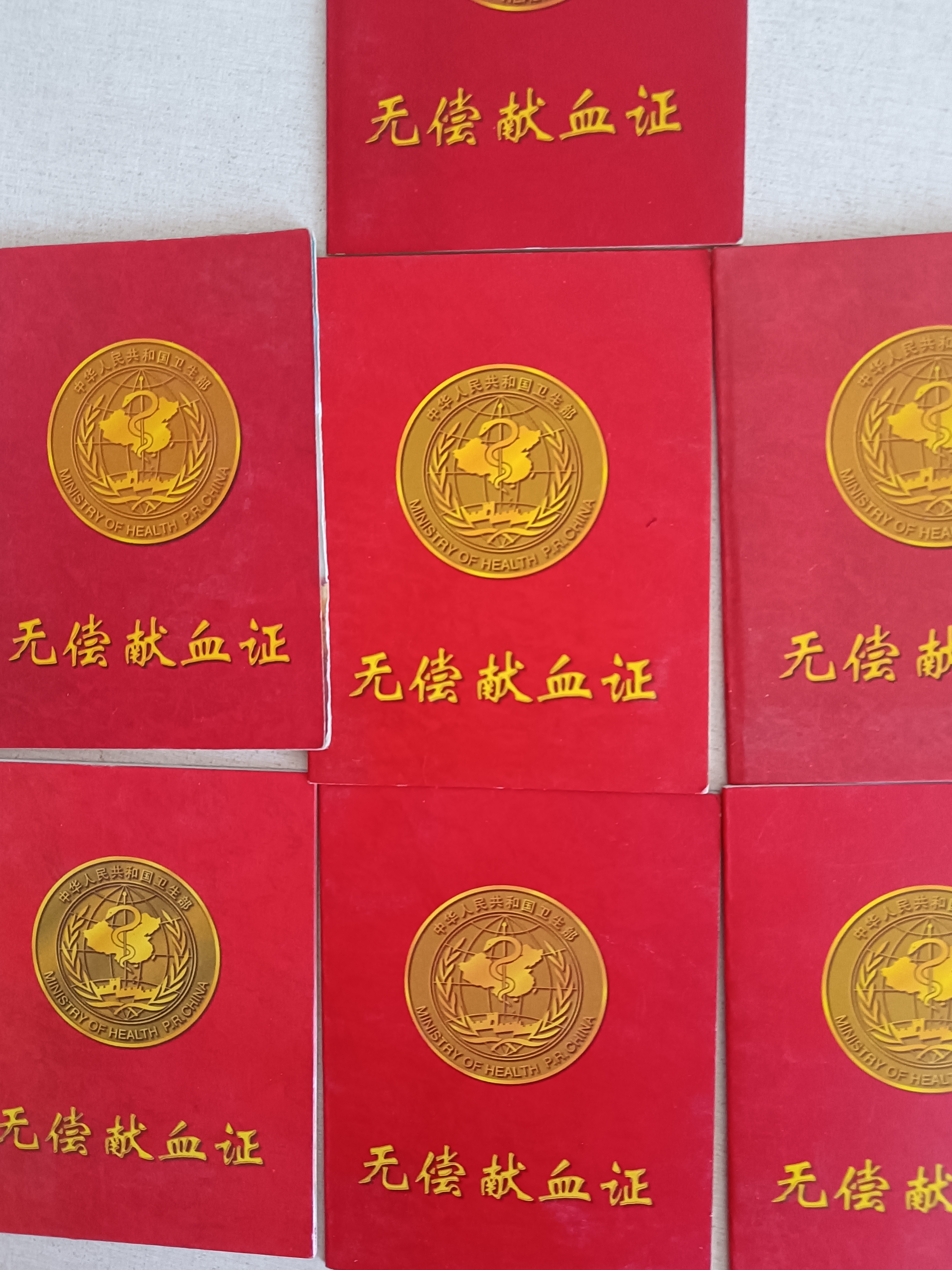 语言 隐形飞机穿越蓝天 展开翅膀狂野飞旋 导弹与炮火弥漫似火的硝烟