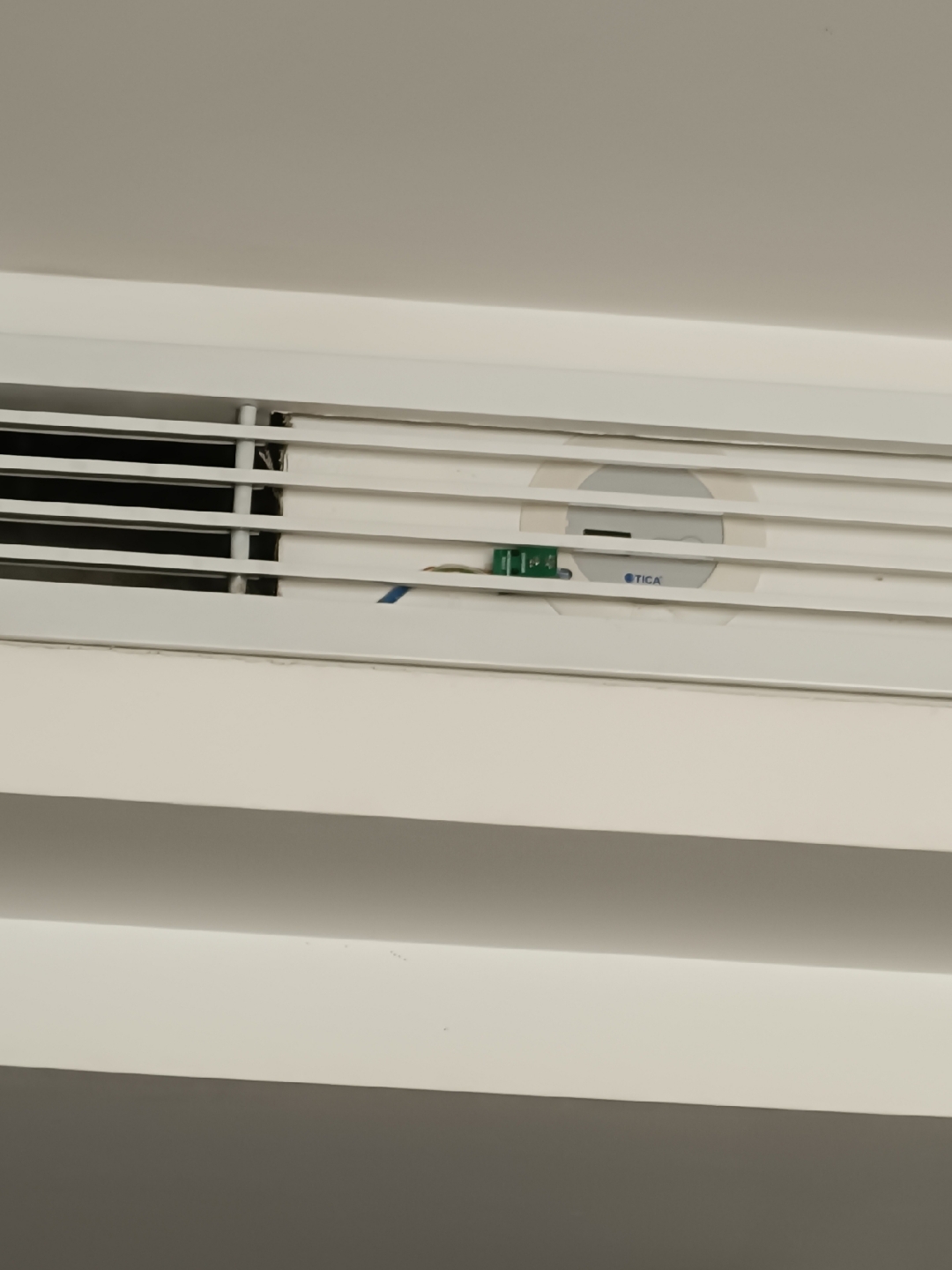 今天在宾馆里发现的,他们说这是空调信号接收器,但我不知道这是什么