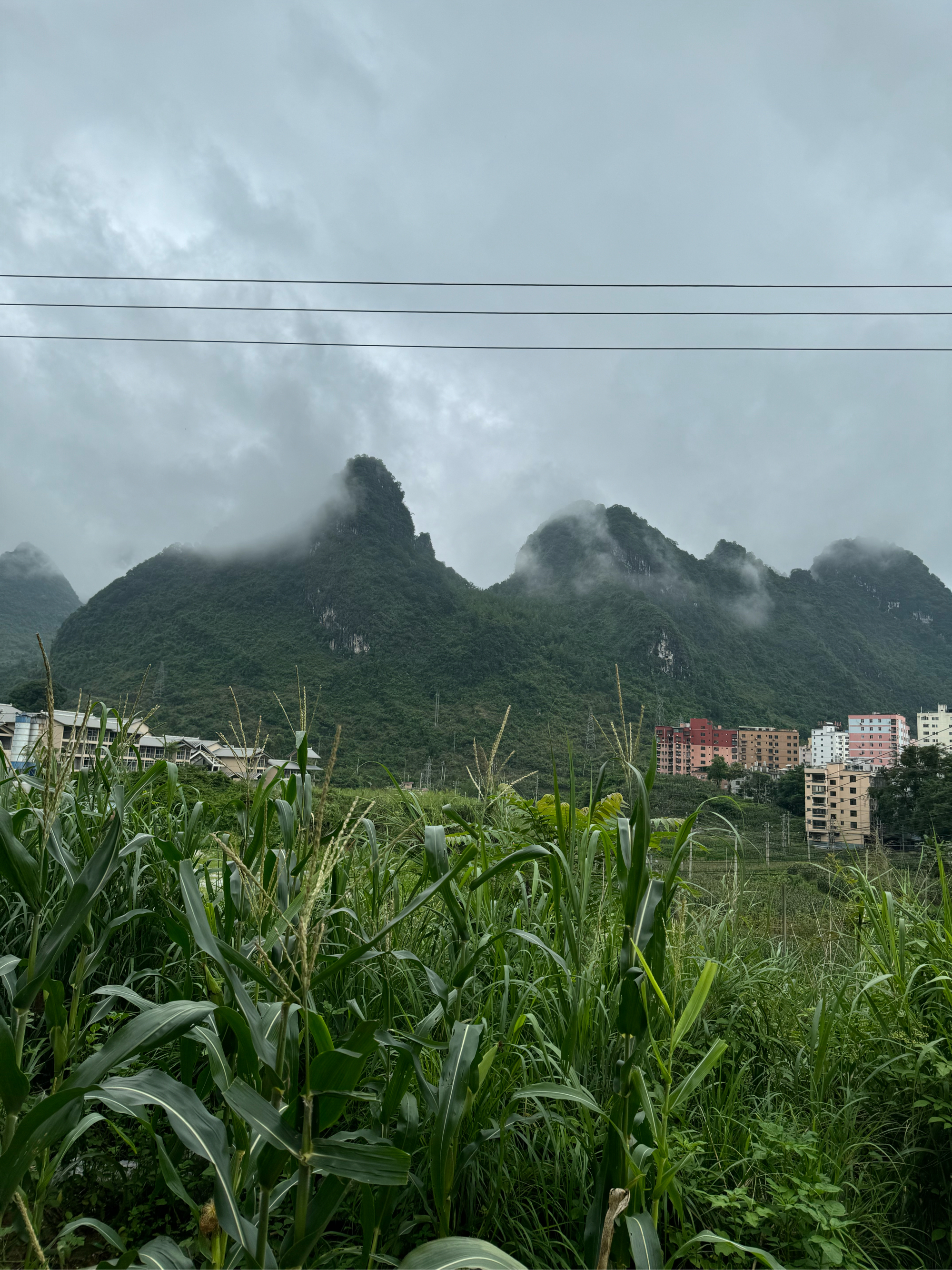 一座座青山紧相连