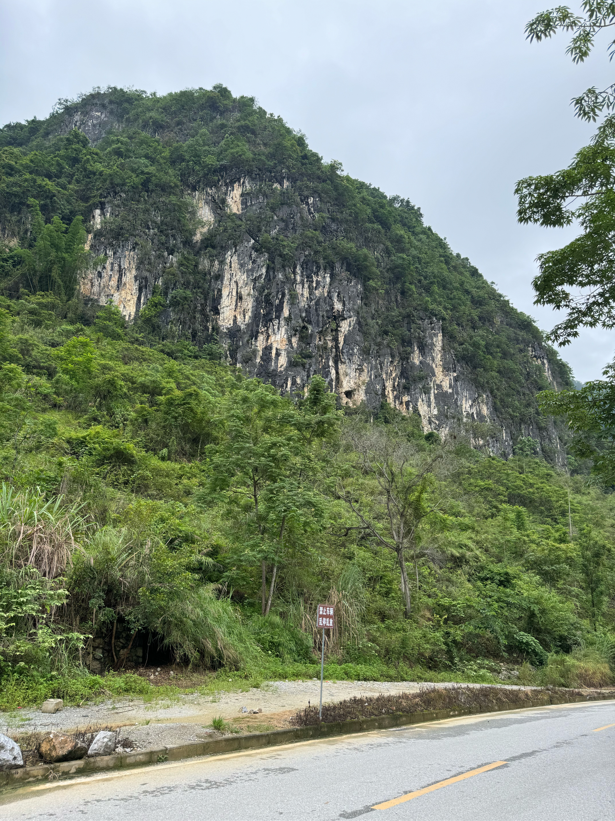 一座座青山紧相连