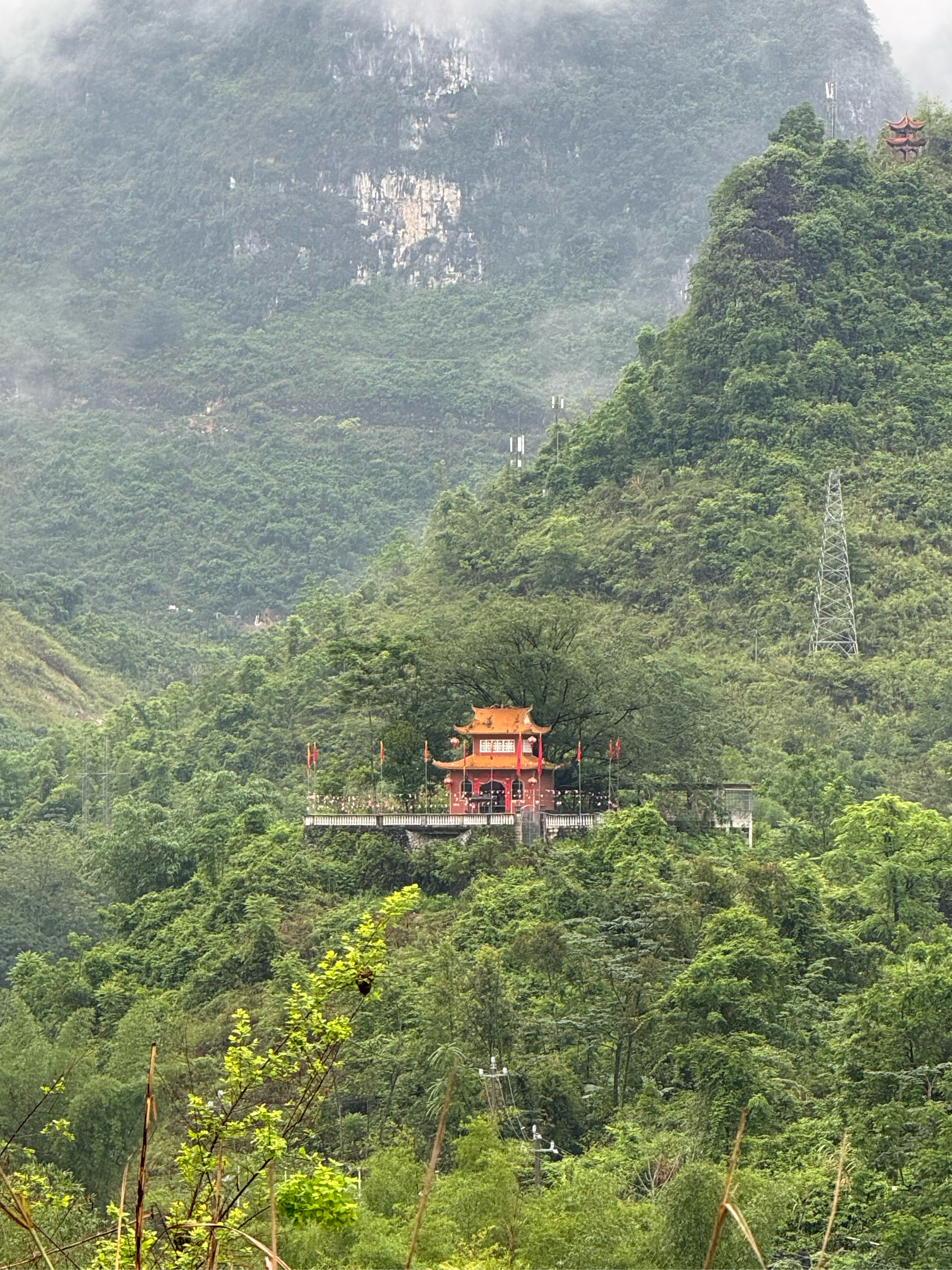 一座座青山紧相连