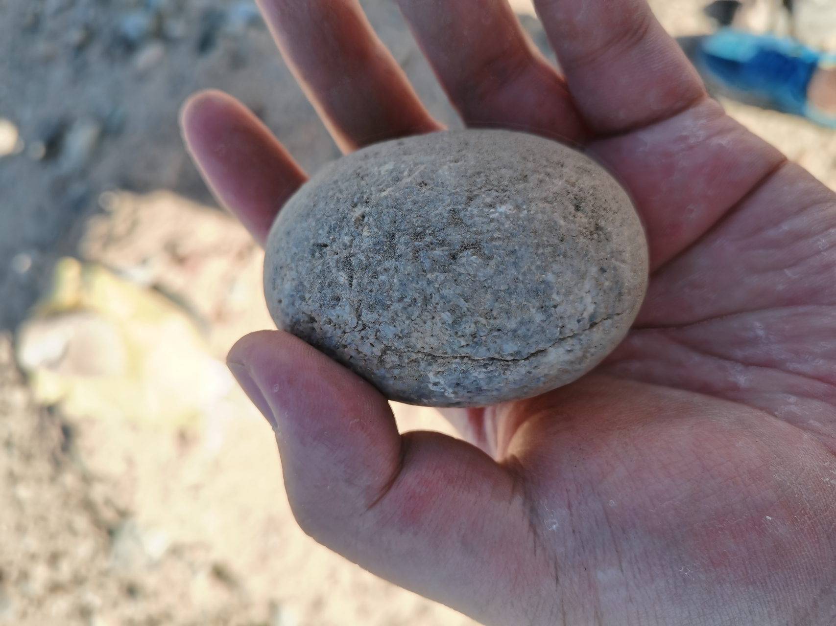 《水漂》 一块石头被人拾起,它作为打水漂的工具被丢出,每次接触水面