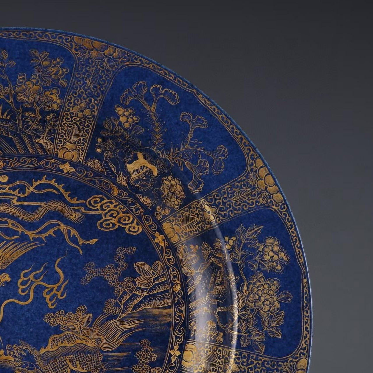 清光绪年制雪花蓝釉描金花卉瑞兽纹折腰大盘    尺寸:高度6 #盘盘老