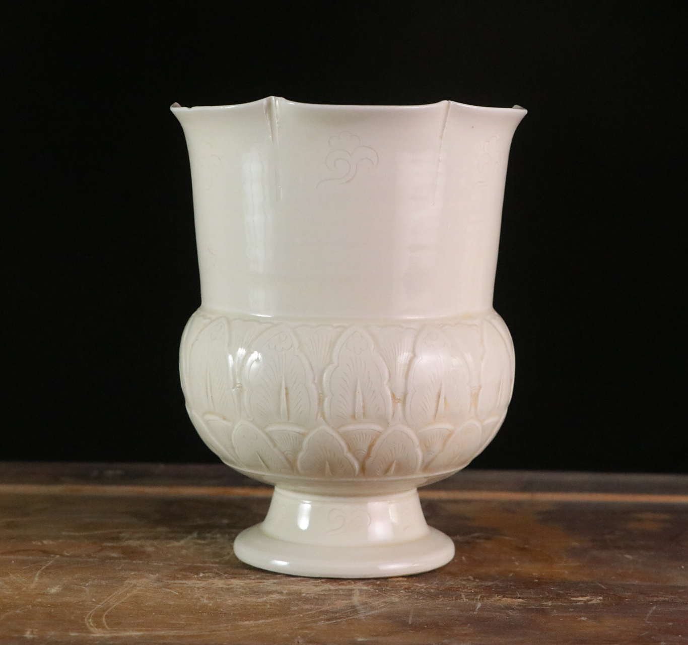 宋定窑牙白釉剔花渣斗(高20cm,直径16cm)