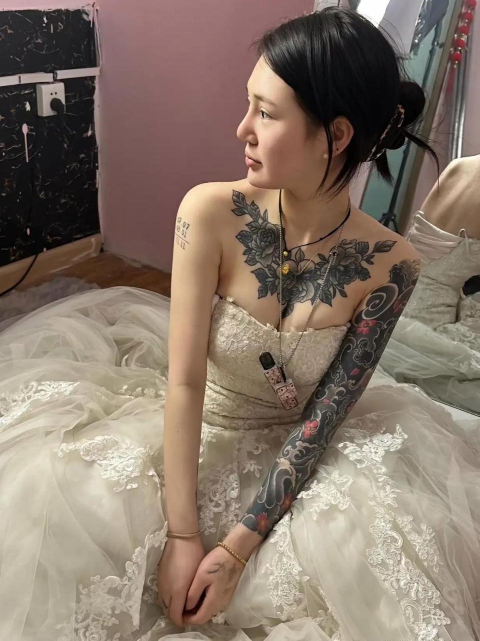 老公不高兴,自己也不开心#纹身# #性感好身材# #遇见好身材