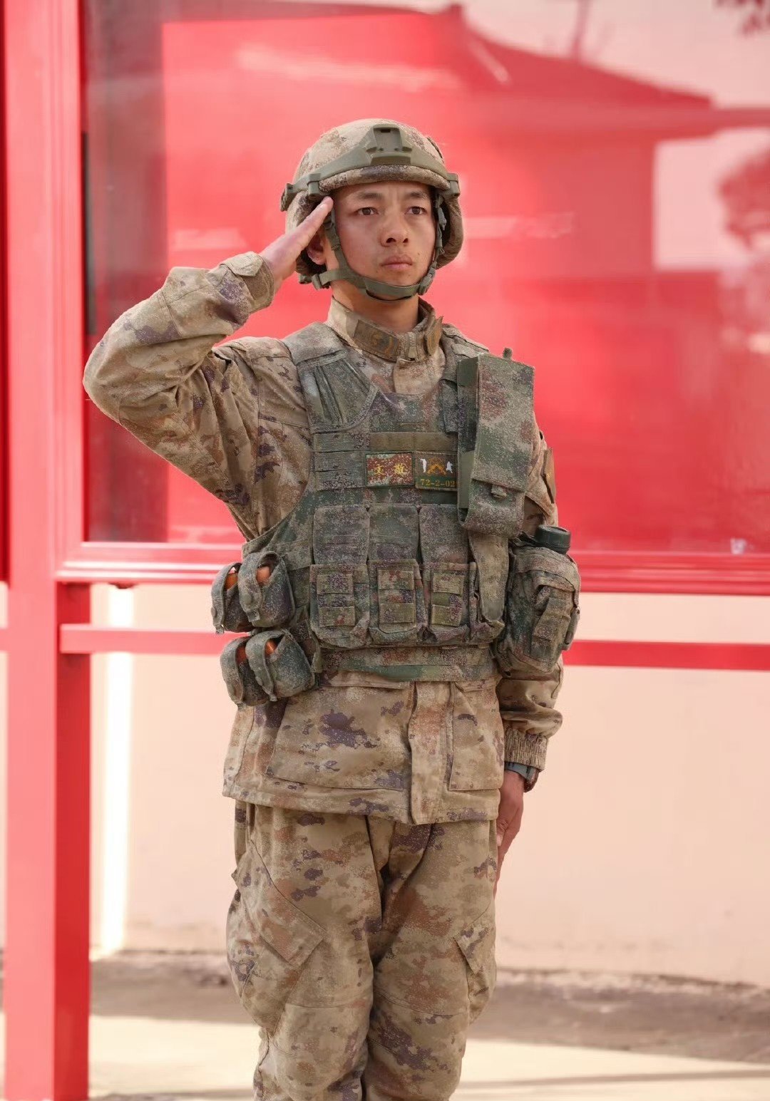 咱们当兵的通讯手台,现在也穿上迷彩马甲了,帅得不行!
