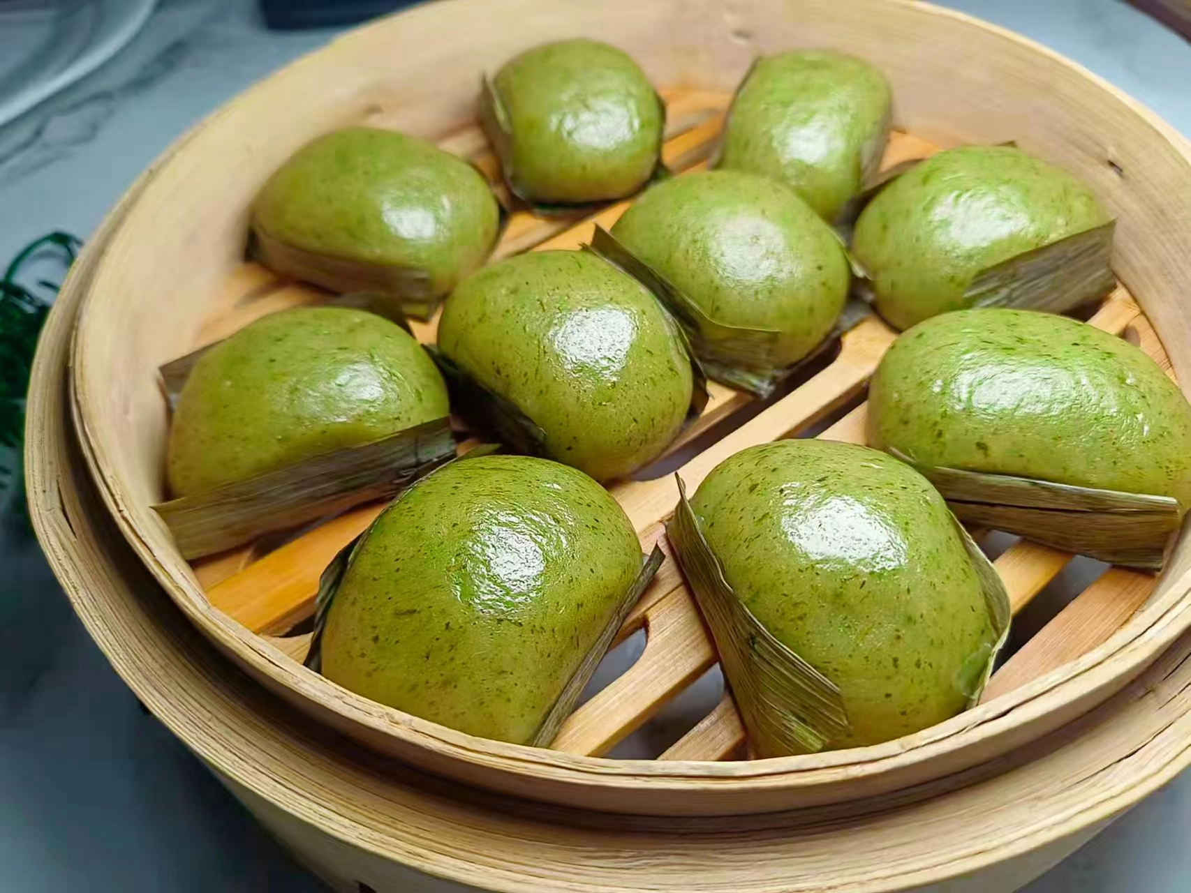 保留了芽菜的原汁原味,带来清香爽口的口感,与肉馅完美融合,令蒿蒿粑