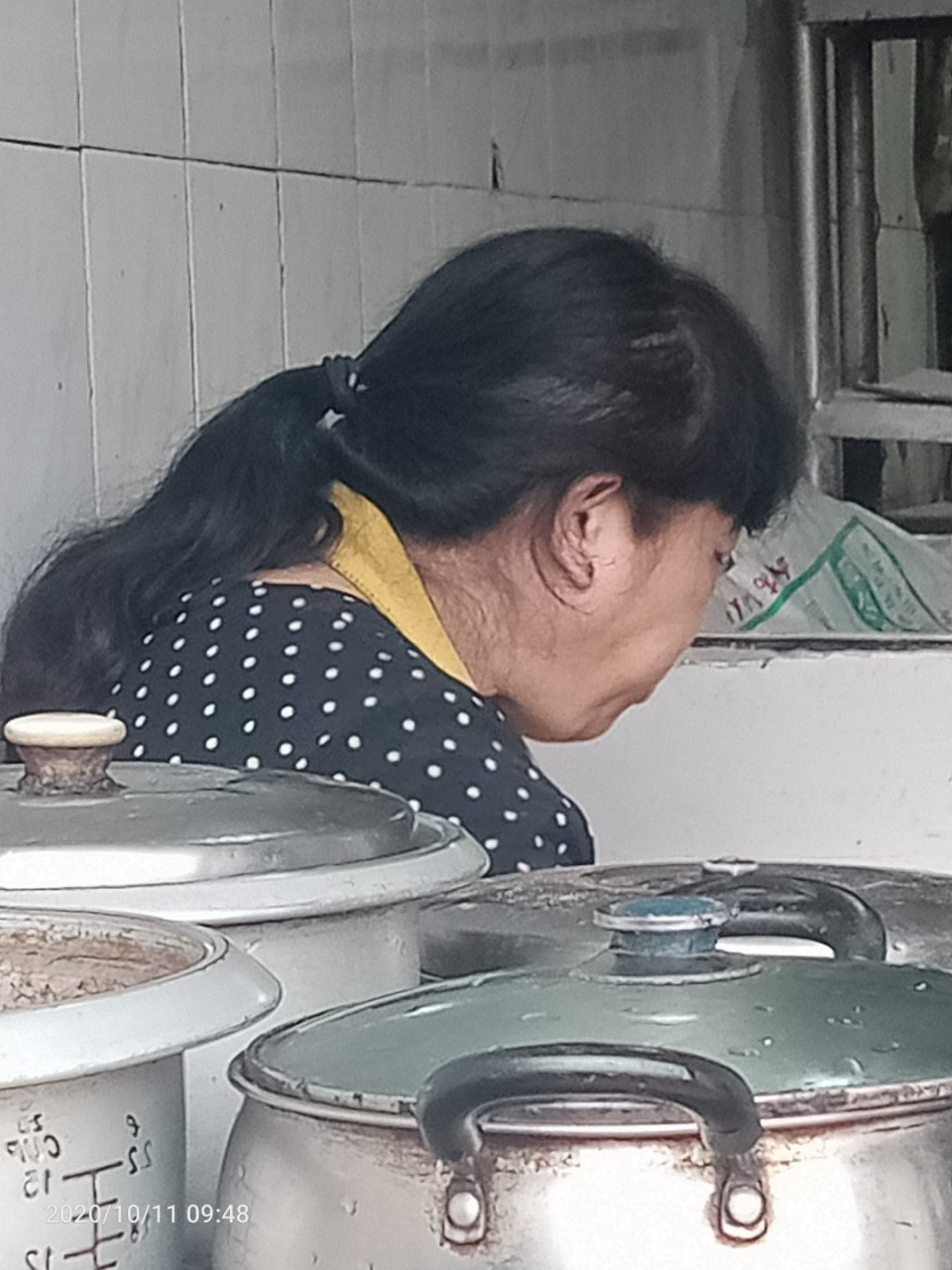 看一下火烧店的老板娘,华阳路泰山火烧店的老板娘,他是一个60后