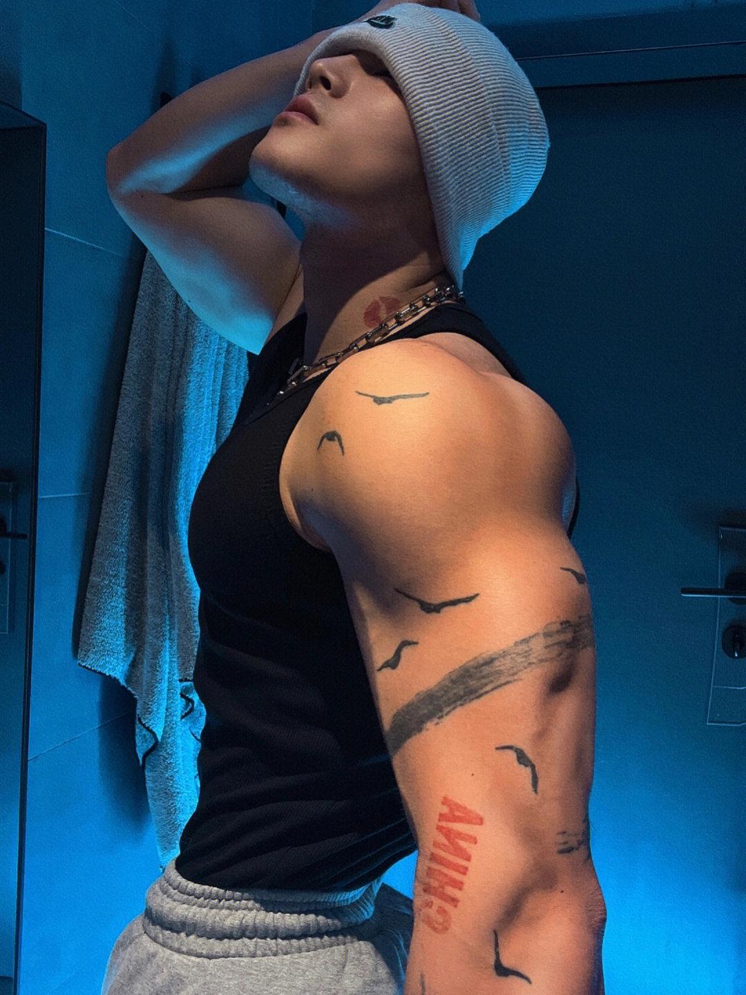 肌肉男的纹身和肌肉都很性感,这纹身设计是亮点