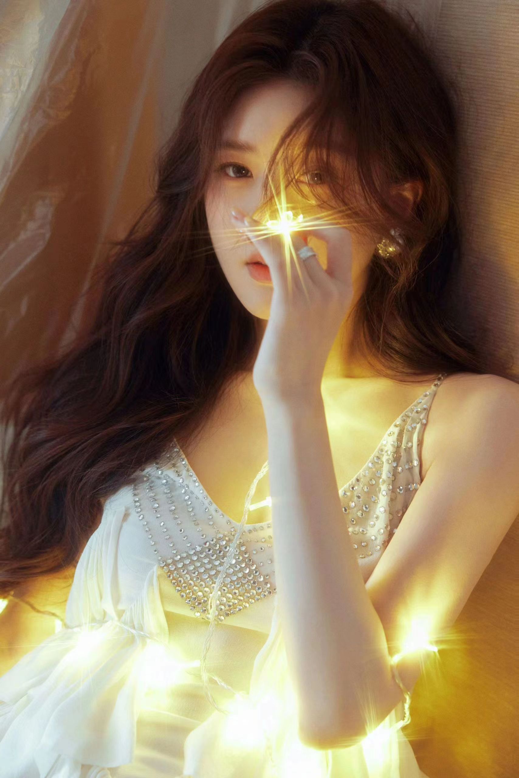 1,张子枫钱包里面有一张她跟焉栩嘉的合照  2,真实爆料,娱乐圈女艺人