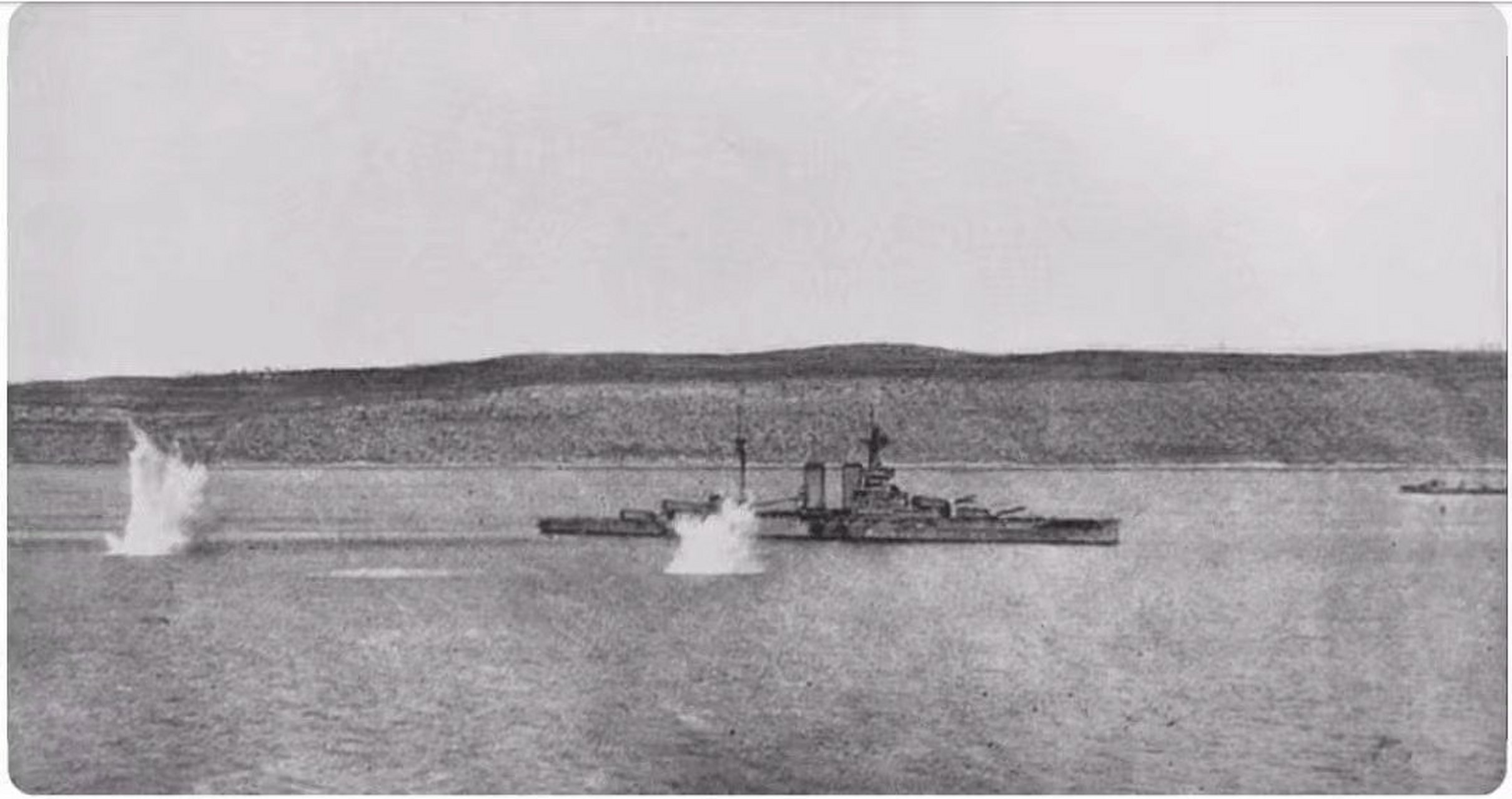 1915年3月18日,达达尼尔海峡战役,正在和奥斯曼帝国岸防炮对射的英国