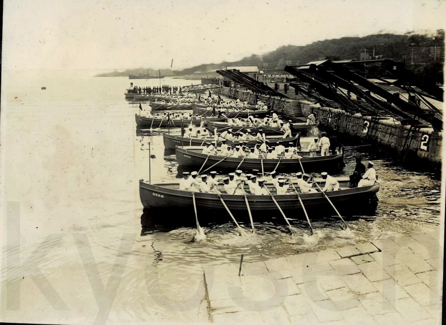在舞鹤军港训练操作短艇的海军机关学校生徒