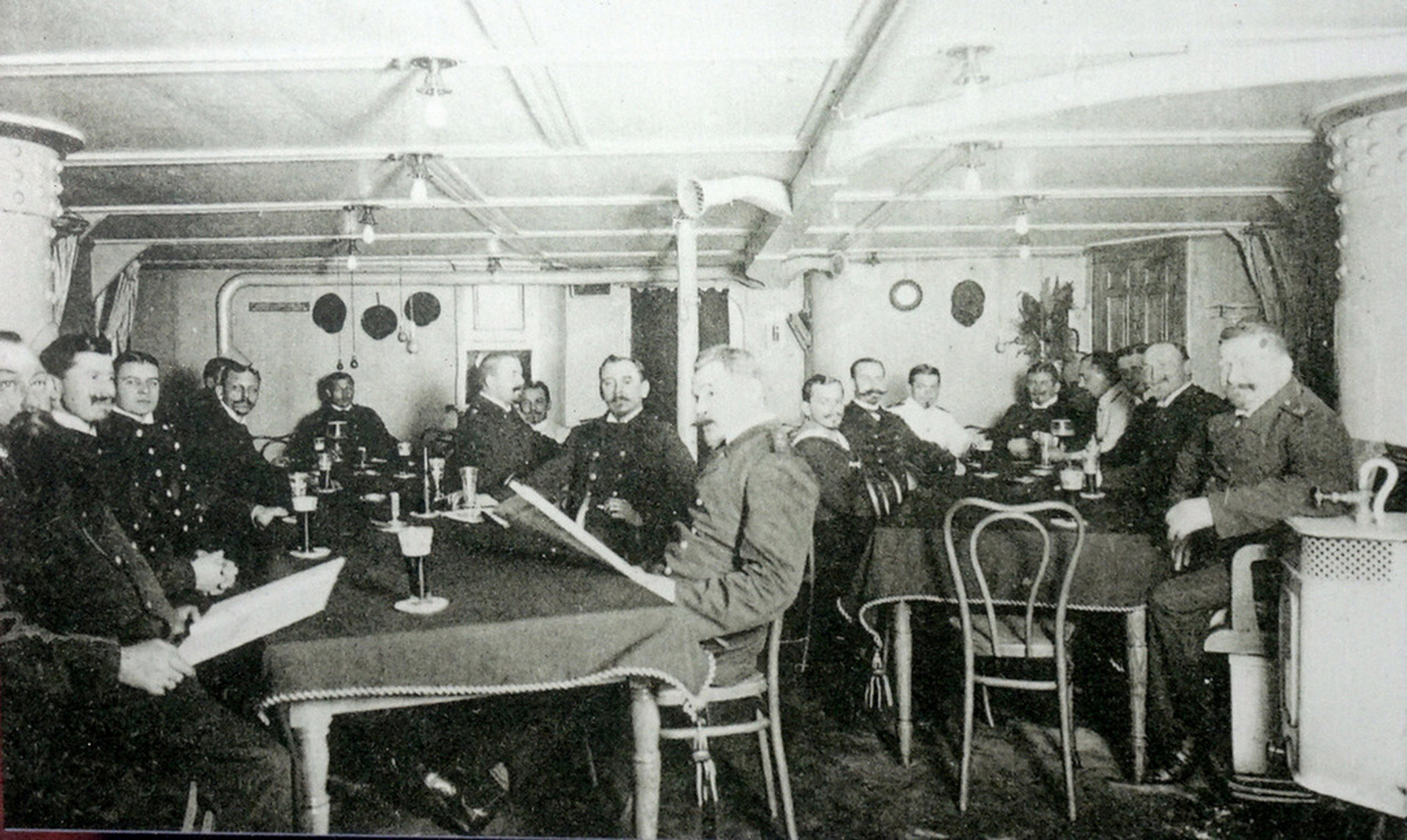 "罗恩"号大型巡洋舰拥挤的军官舱,和奥地利同僚们奢华的装潢相比显得