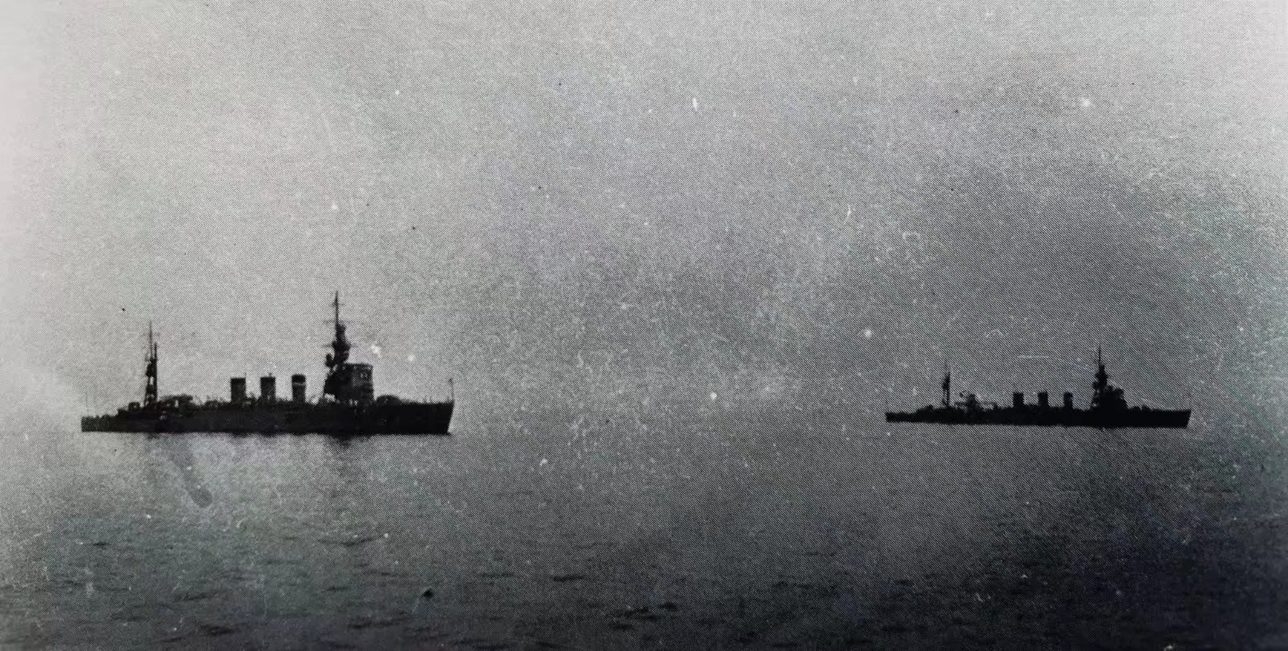 1931年夏,在大凑停泊的第一舰队第七战队旗舰长良和2番舰五十铃.