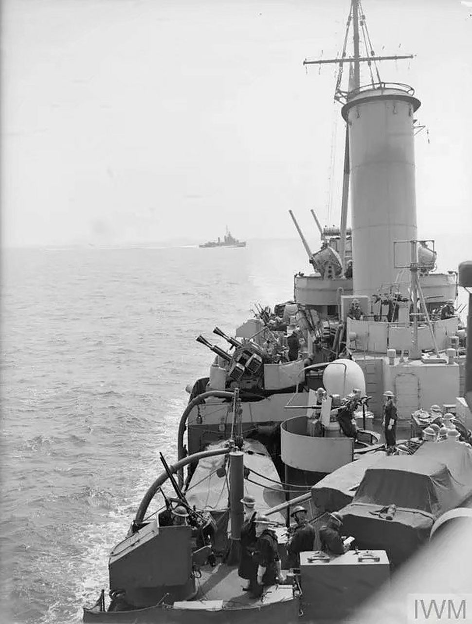 1944年5月2日,正在执行作战任务的『黛朵』号巡洋舰,照片正好展示了她
