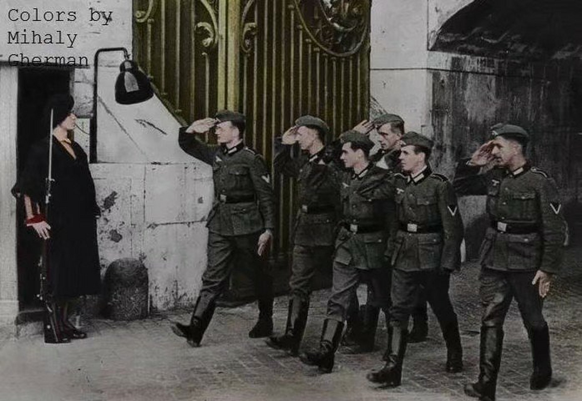 在梵蒂冈向教宗护院的瑞士卫队敬礼的德军