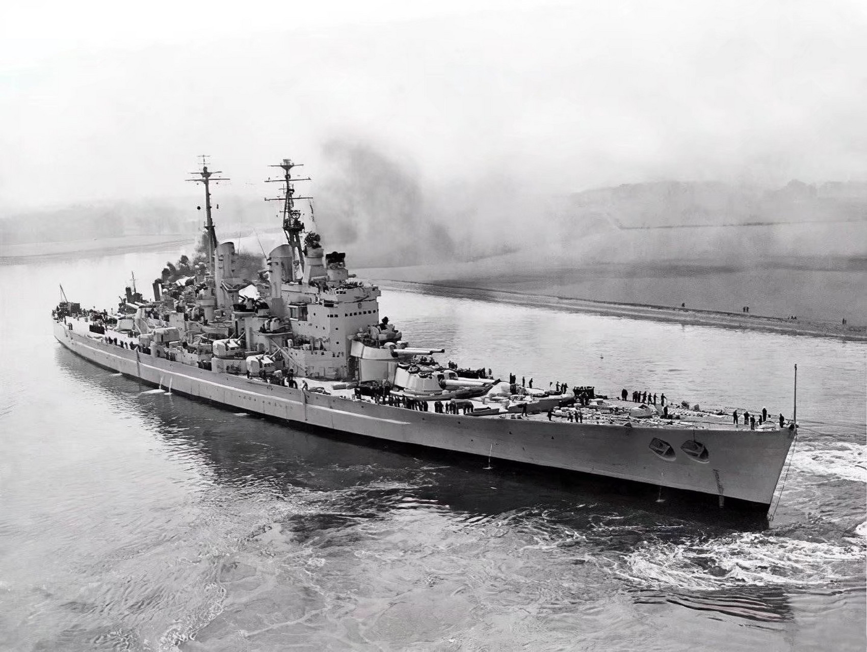 前卫号的一张好照片,展示了上一代英国战列舰的许多特征:mk vi 指挥仪