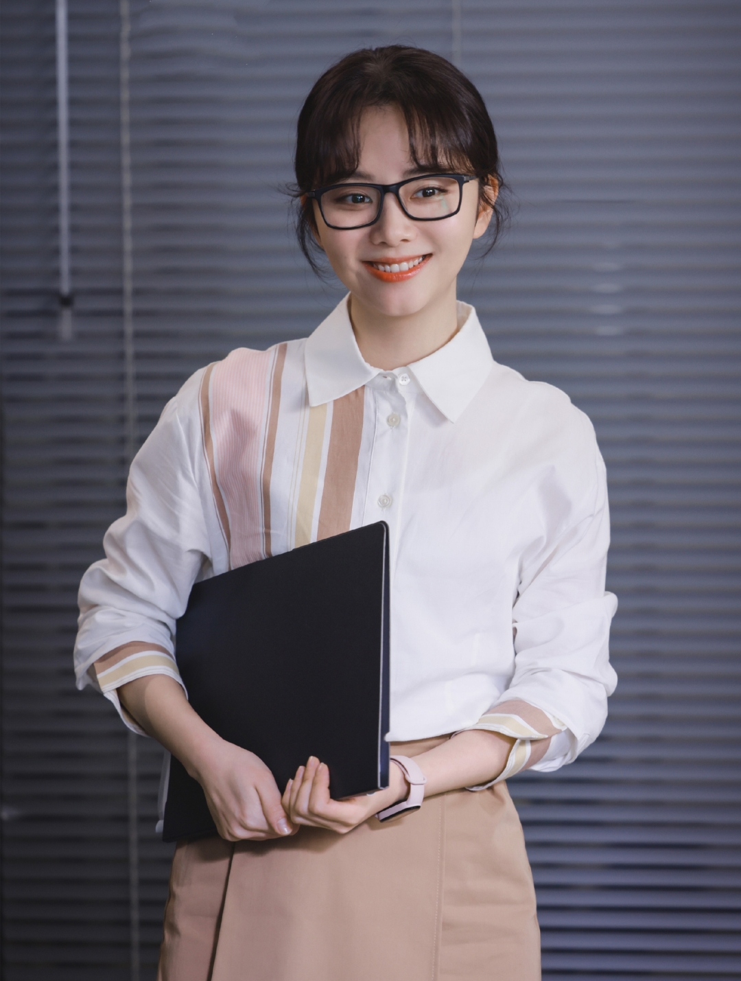 谭松韵,西装造型,知性优雅.