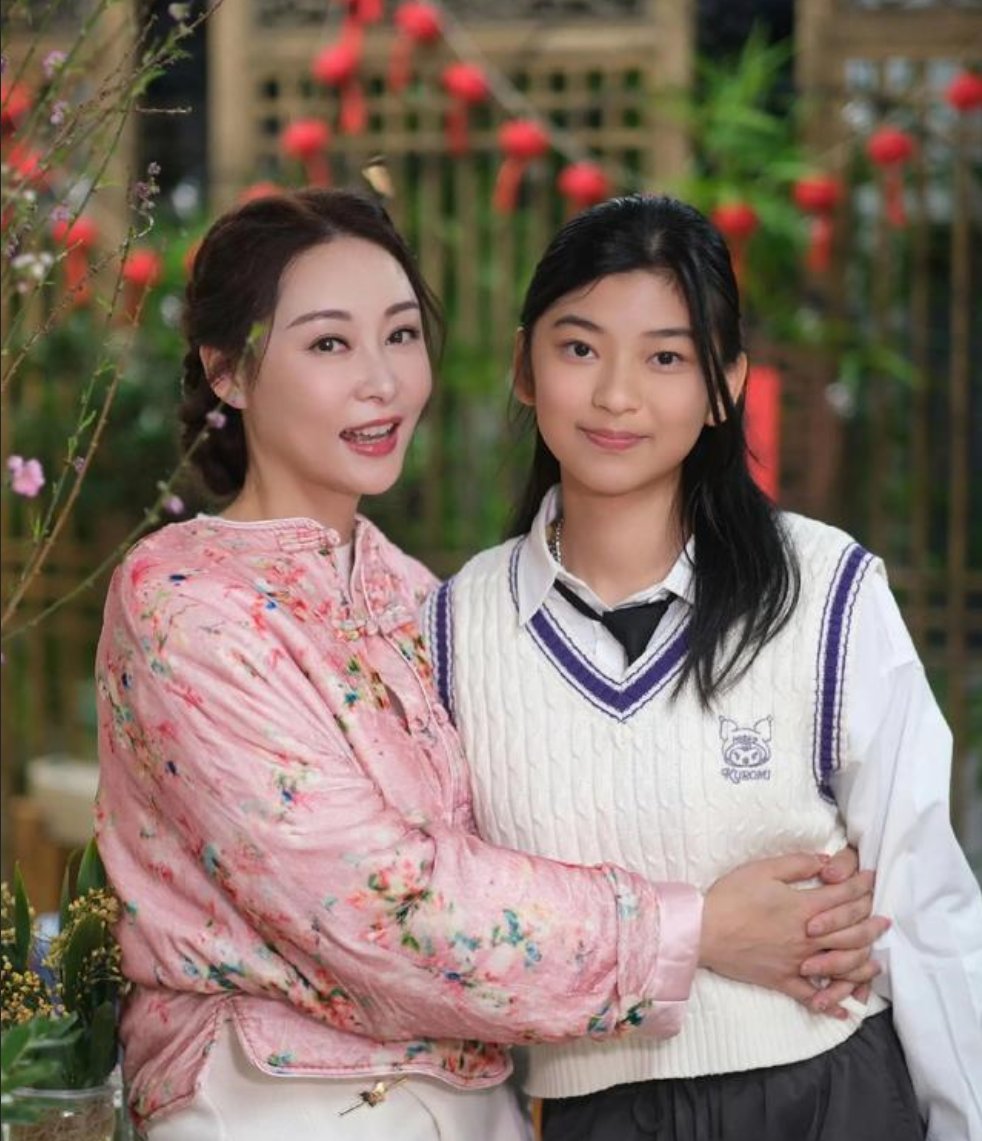 杨怡姐姐杨卓娜元宵节分享一家三口合影,和女儿一起做汤圆好开心