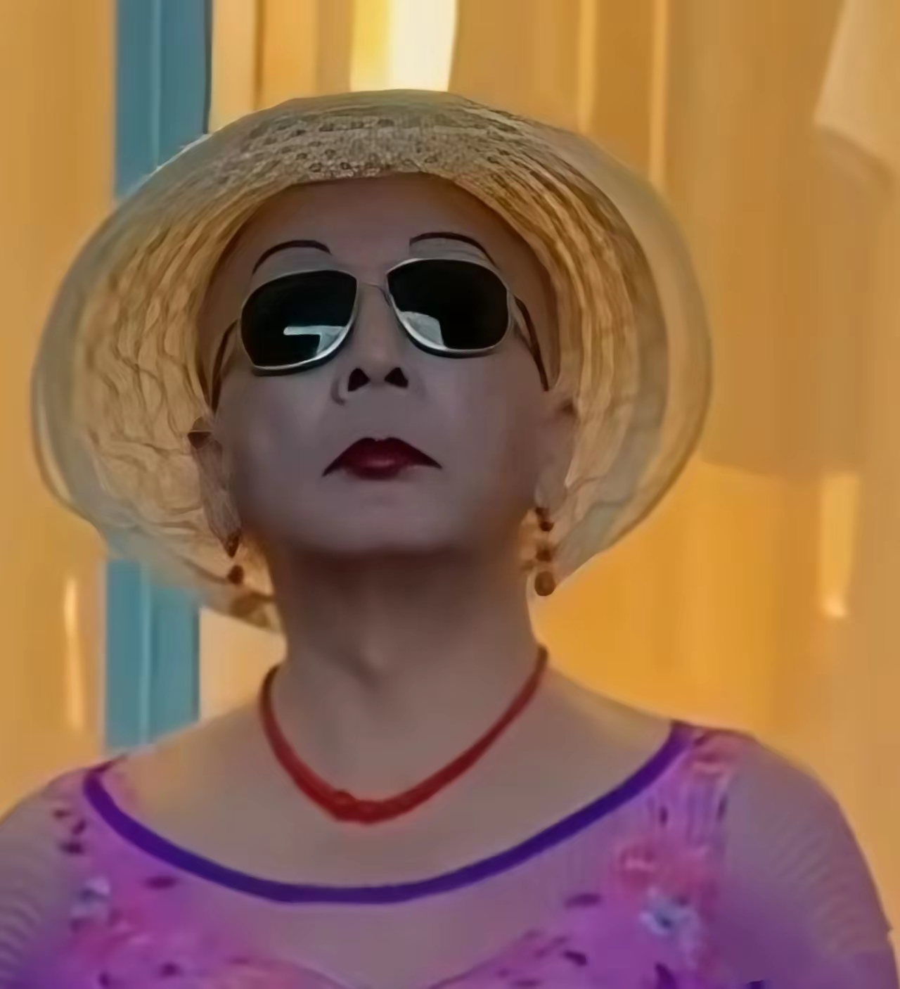 一身女式衣裙,还套着内衣,脚下蹬着高跟鞋,就那么站在人