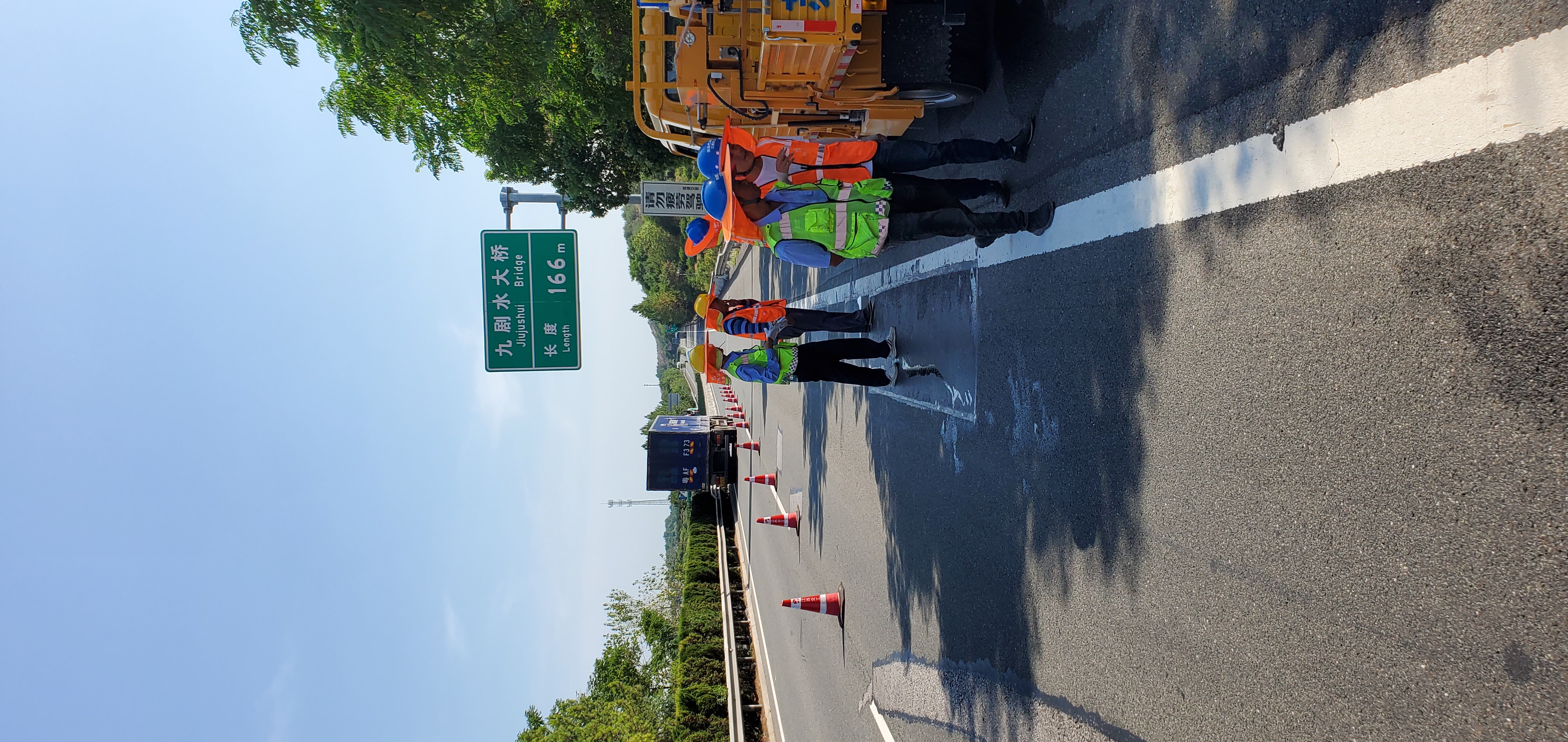 半自动安全锥筒收放机属于交通安全类设备,是我公司完全独创的专利型