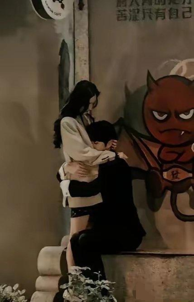 杨幂竟然被人抱了,更绝的是头还扎进去了,这画面一出来,直接"杀疯"了