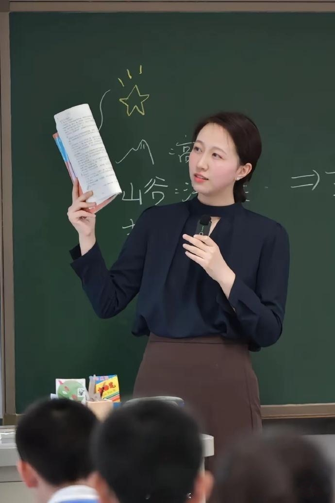 今天刷到一段课堂视频,里面的女老师穿搭太绝啦!