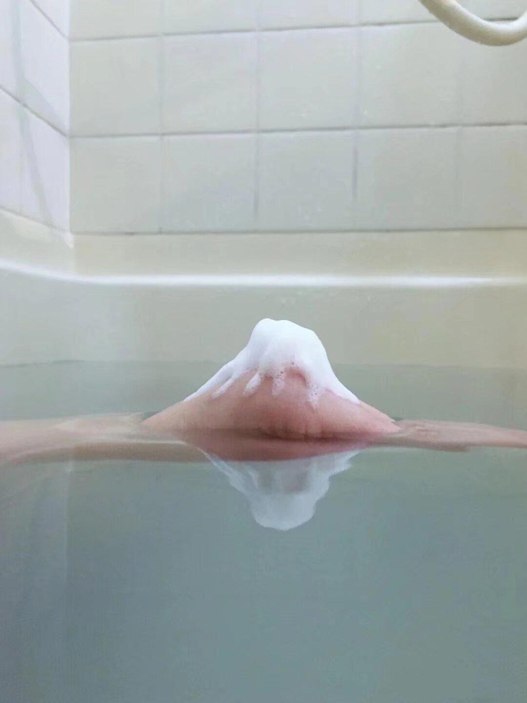 我家那闺女,每次洗澡就像被浴室"吸"进去了