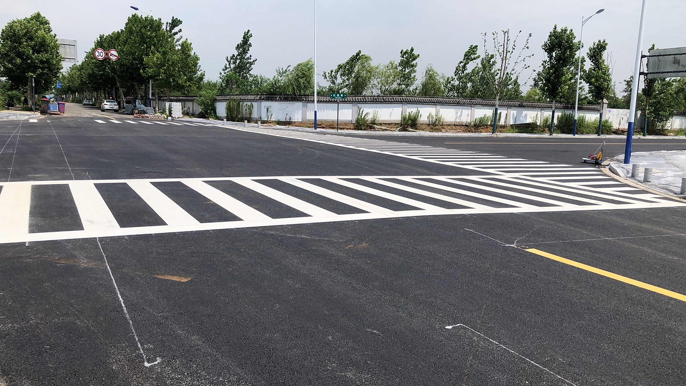 本公司专业承接,道路划线,车位划线,地下车库划线