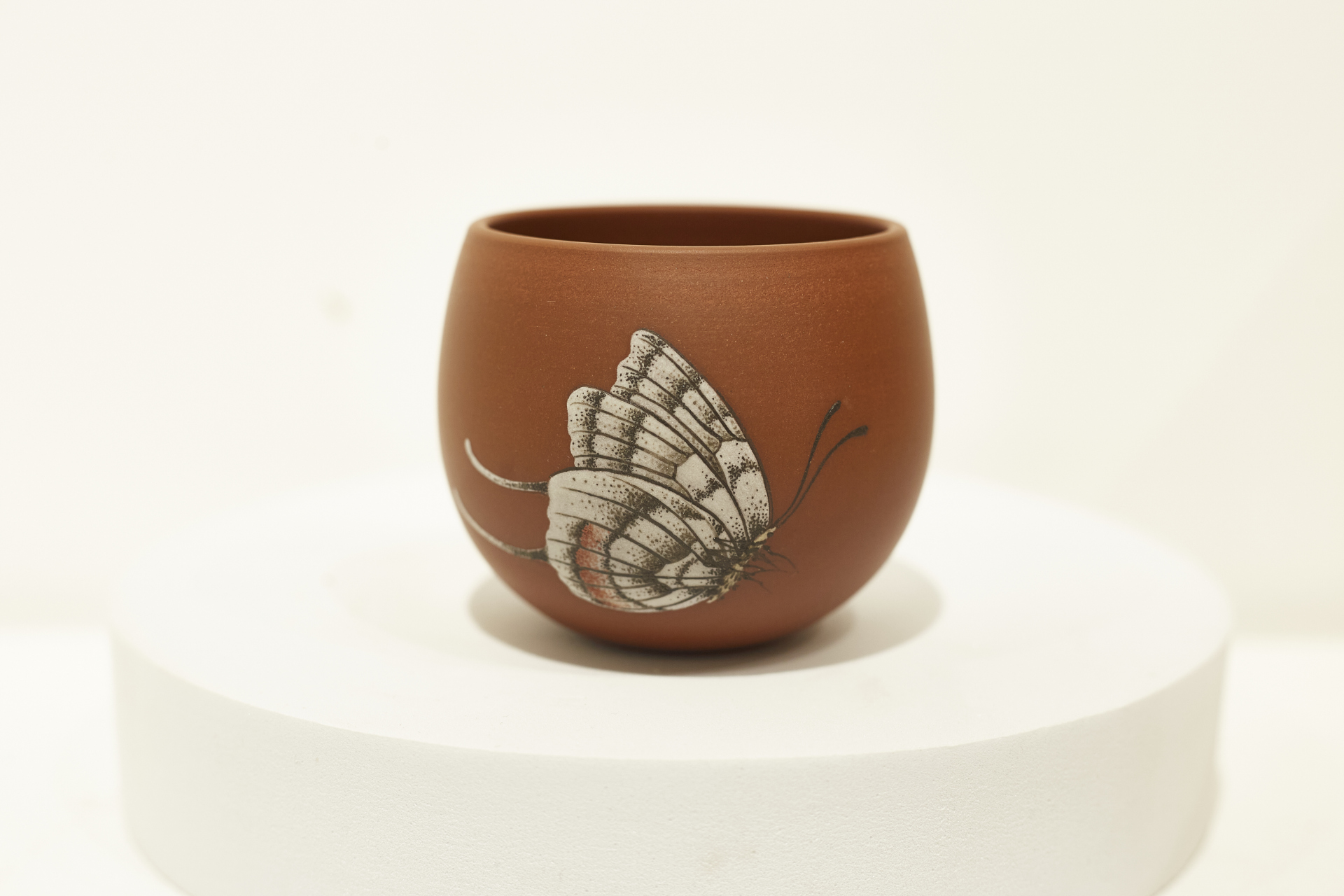 荣州彩陶,荣县土陶的一种,是荣县画家丁玉蝶以传统的泥绘和珐琅彩结合