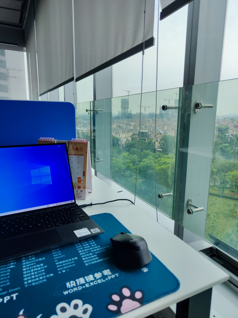 一个人的办公室   两年前老公让我来这家创业公司干,因为这事儿我俩