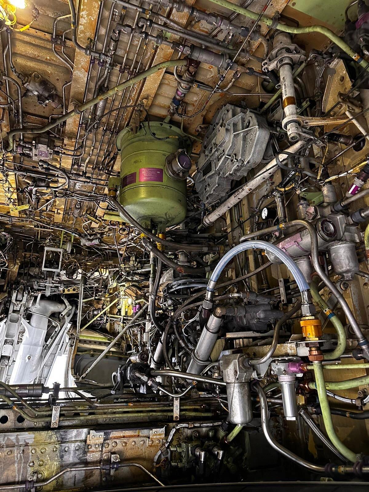 这仅是波音737ng主轮舱内部的线路零件布局;整个飞机内部的复杂程度更