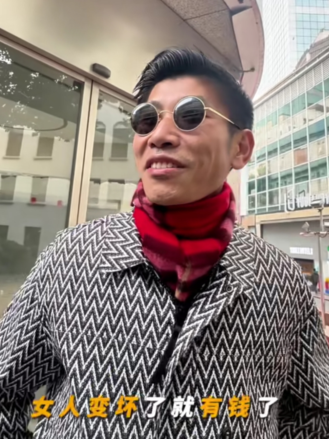 自从有了自媒体以后. 上海路的张半仙就火了. 据说炒股.挣了3,000万