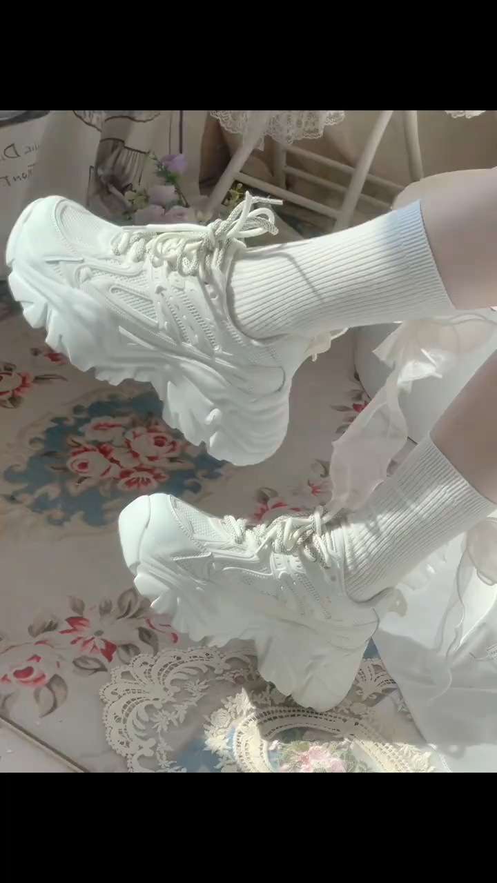 运动鞋搭配小白袜时尚潮流穿搭