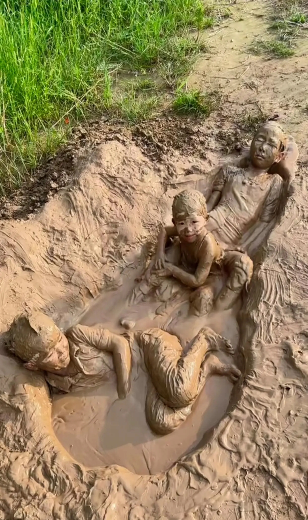 看到这几张照片,就想起自己小时候没什么玩也跟他们一样玩泥巴